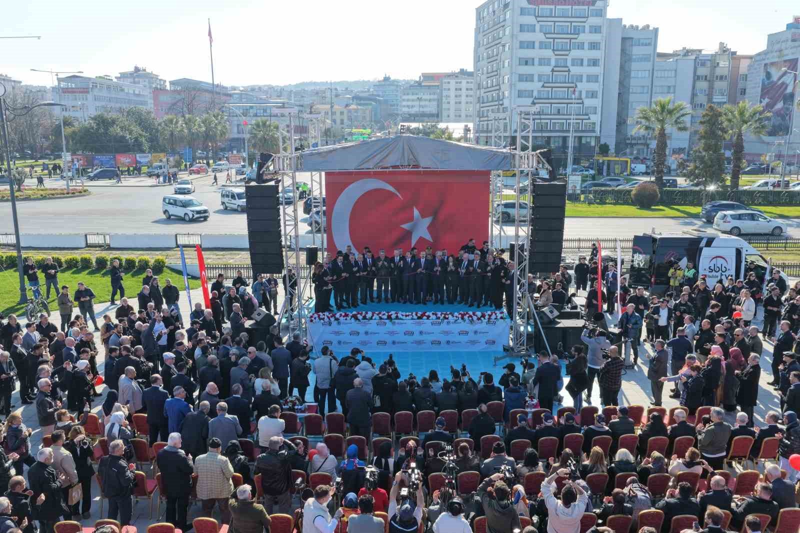 İstiklal Meydanı’na görkemli açılış
