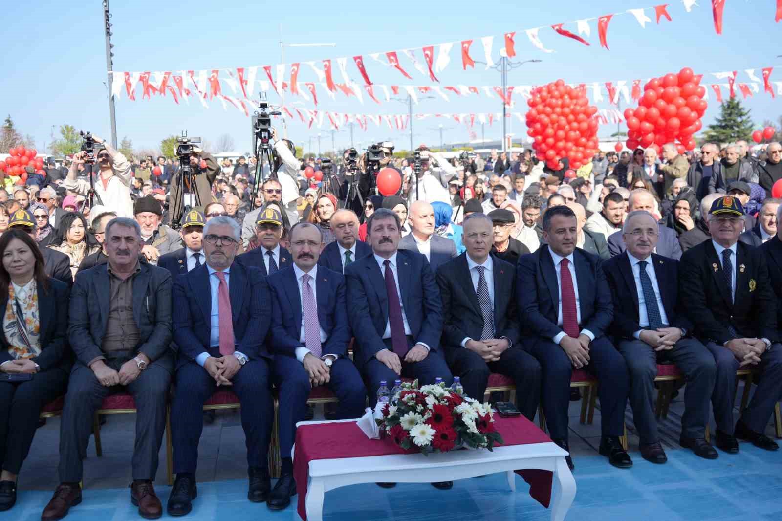 İstiklal Meydanı’na görkemli açılış
