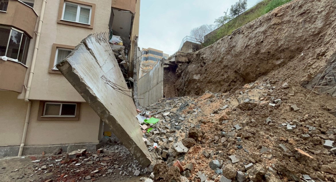 İstinat duvarı çöktü, site sakinleri deprem olduğunu sandı
