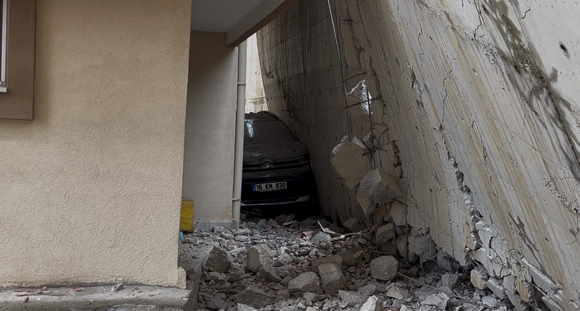İstinat duvarı çöktü, site sakinleri deprem olduğunu sandı
