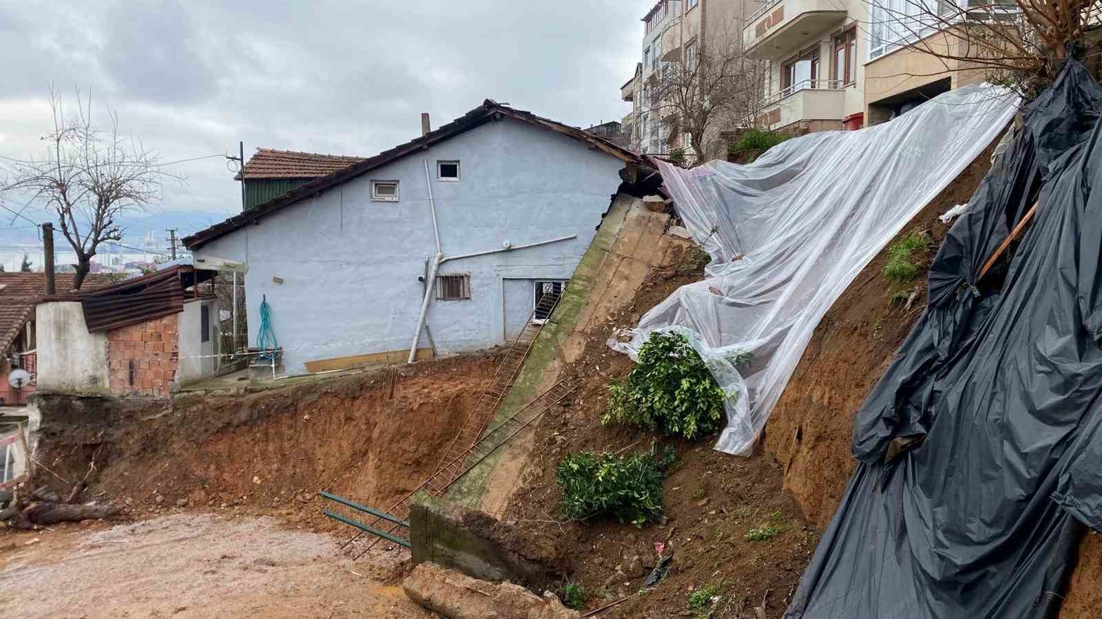 İstinat duvarı çökünce ortalık savaş alanına döndü
