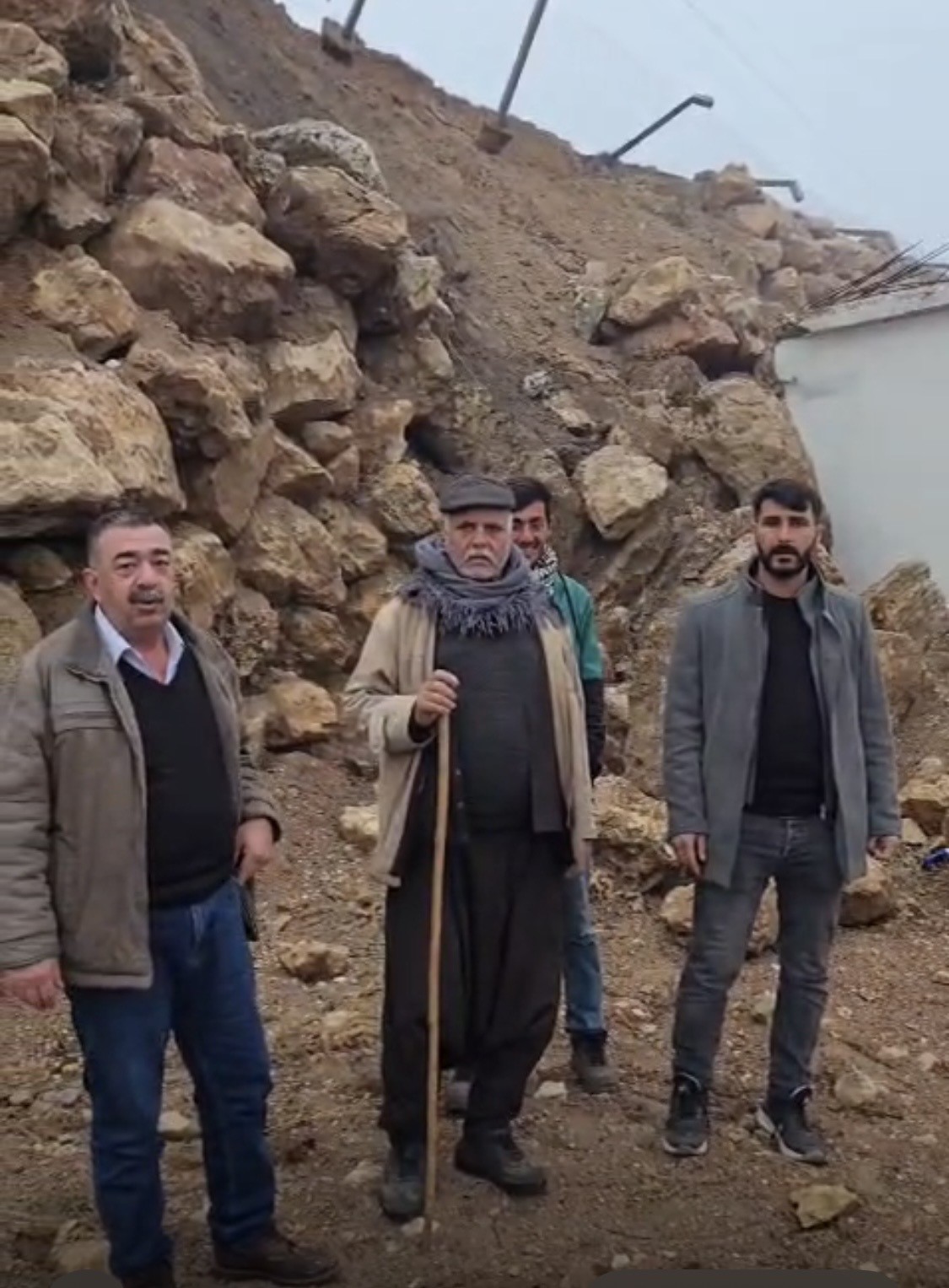 İstinat duvarı taziye evinin üstüne yıkıldı
