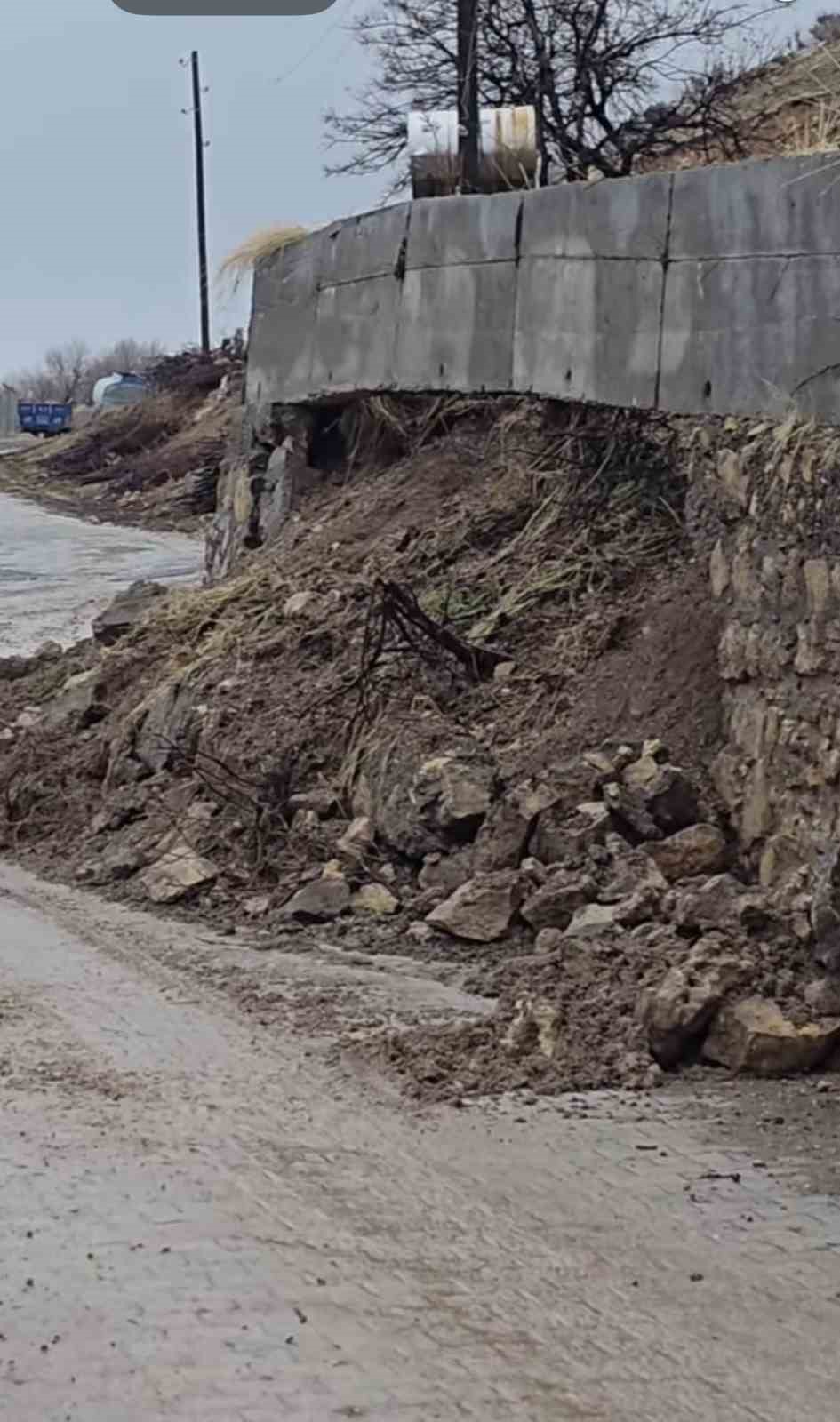 İstinat duvarı taziye evinin üstüne yıkıldı
