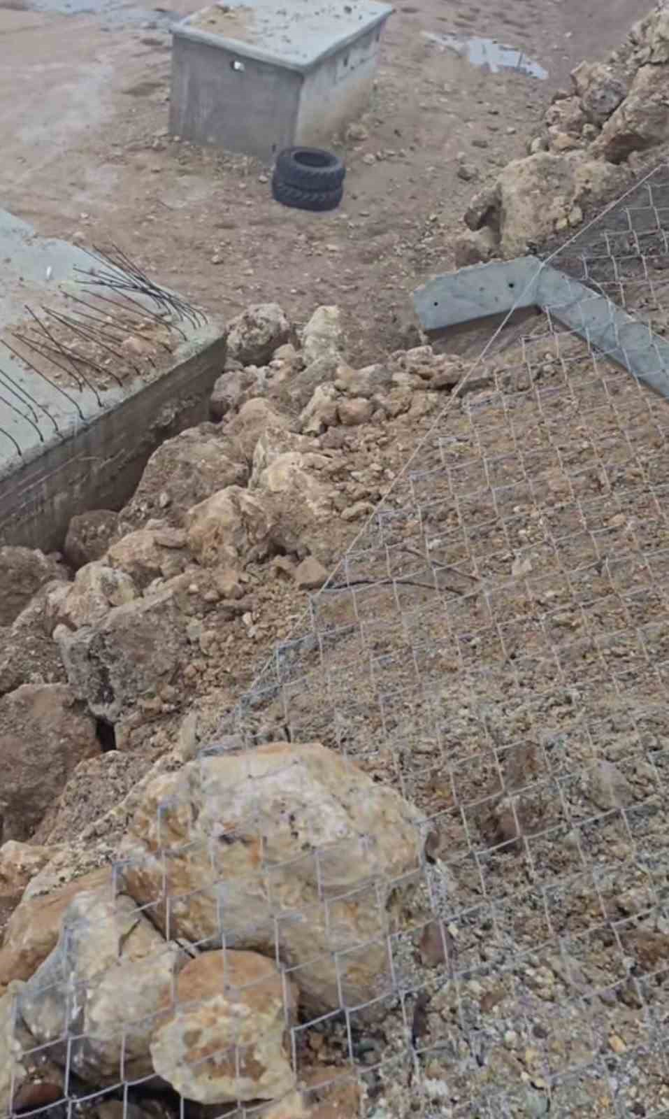 İstinat duvarı taziye evinin üstüne yıkıldı
