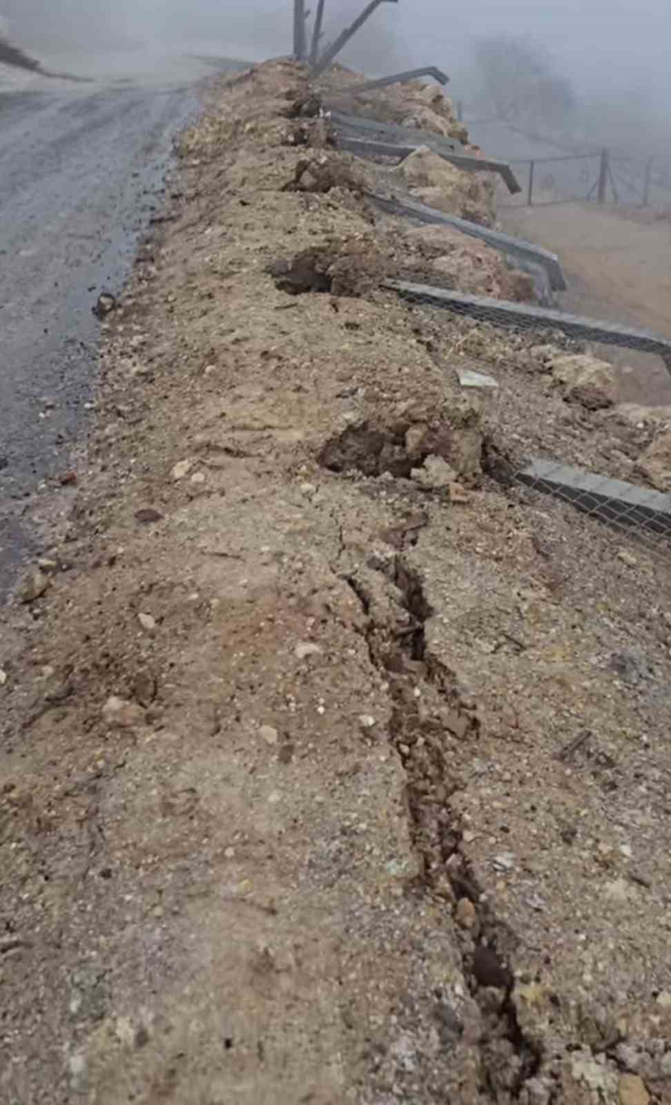 İstinat duvarı taziye evinin üstüne yıkıldı
