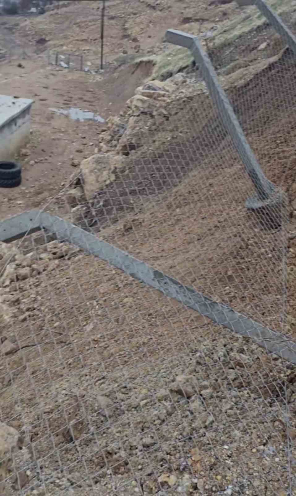 İstinat duvarı taziye evinin üstüne yıkıldı
