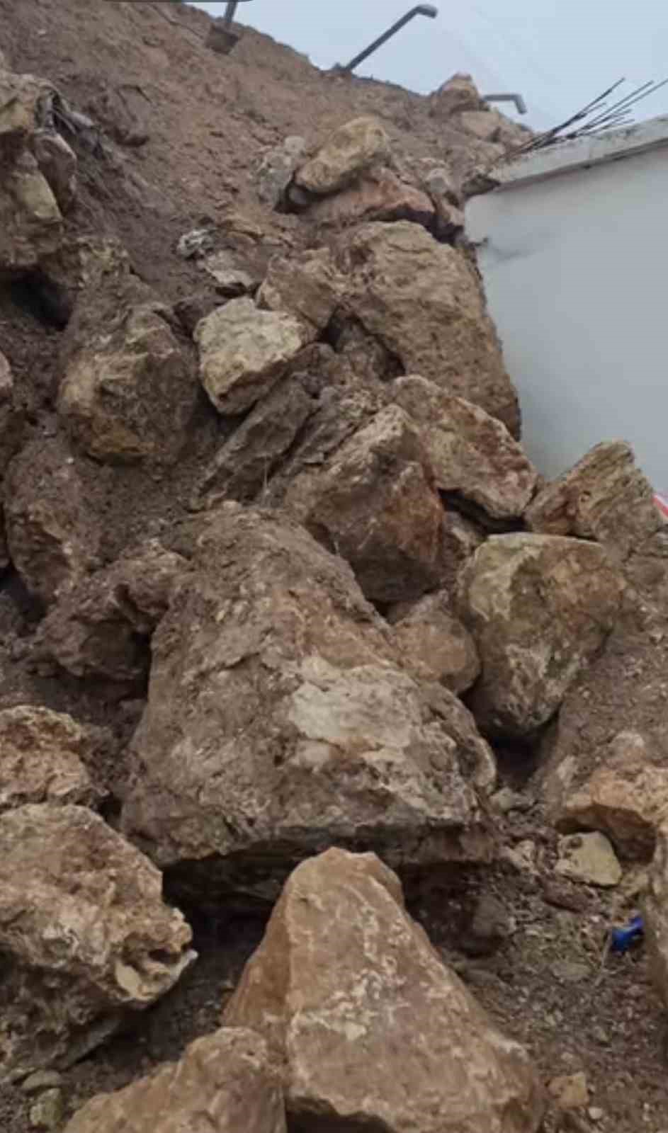 İstinat duvarı taziye evinin üstüne yıkıldı
