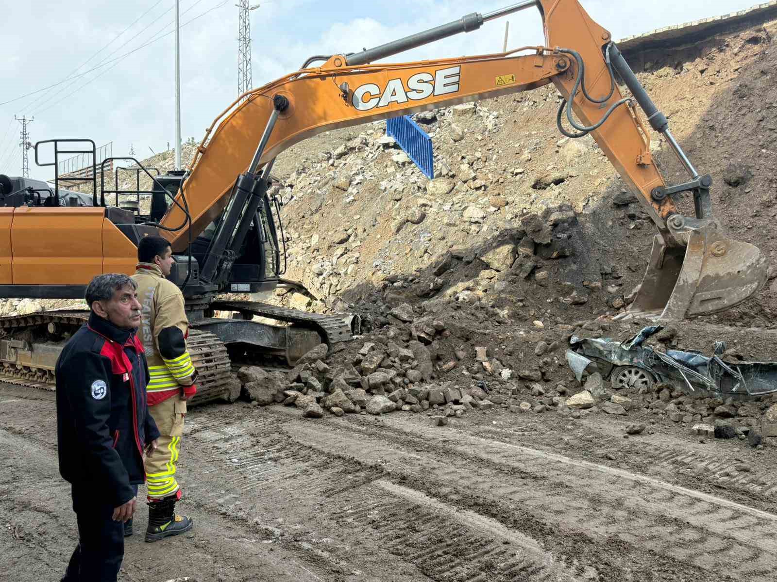 İstinat duvarının altında kalan araçlar demir yığını haline geldi
