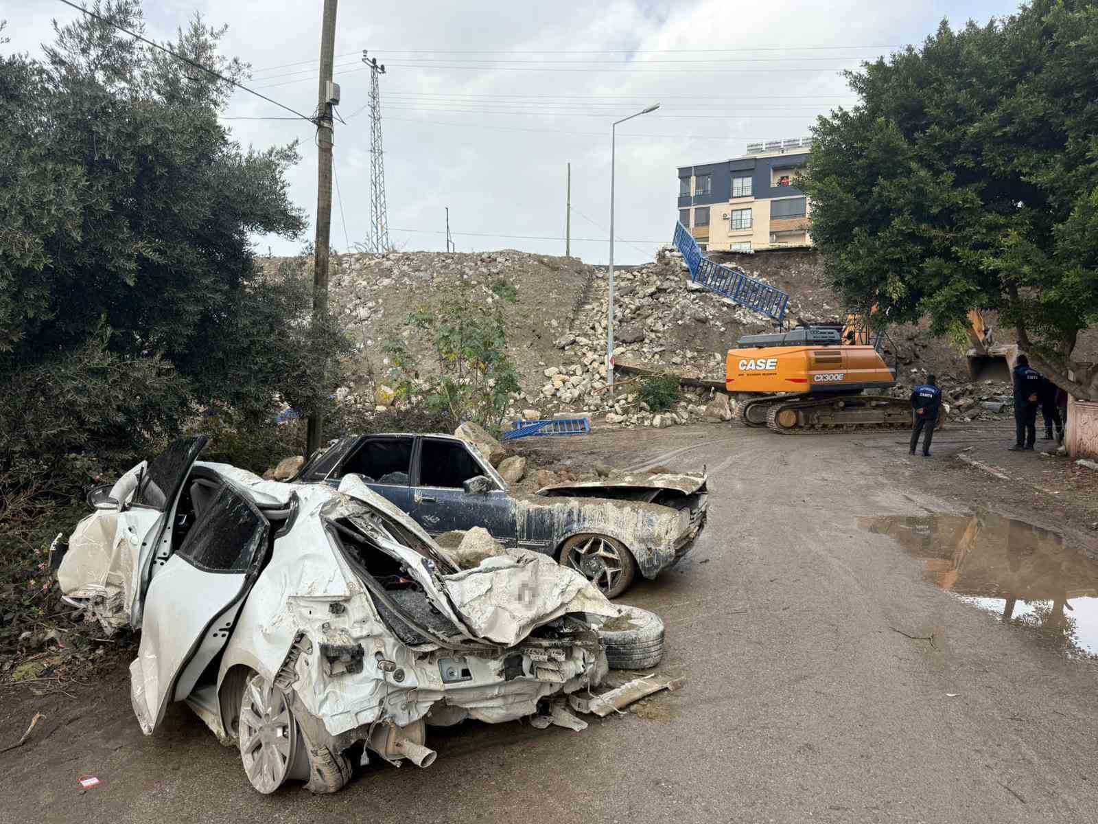 İstinat duvarının altında kalan araçlar demir yığını haline geldi
