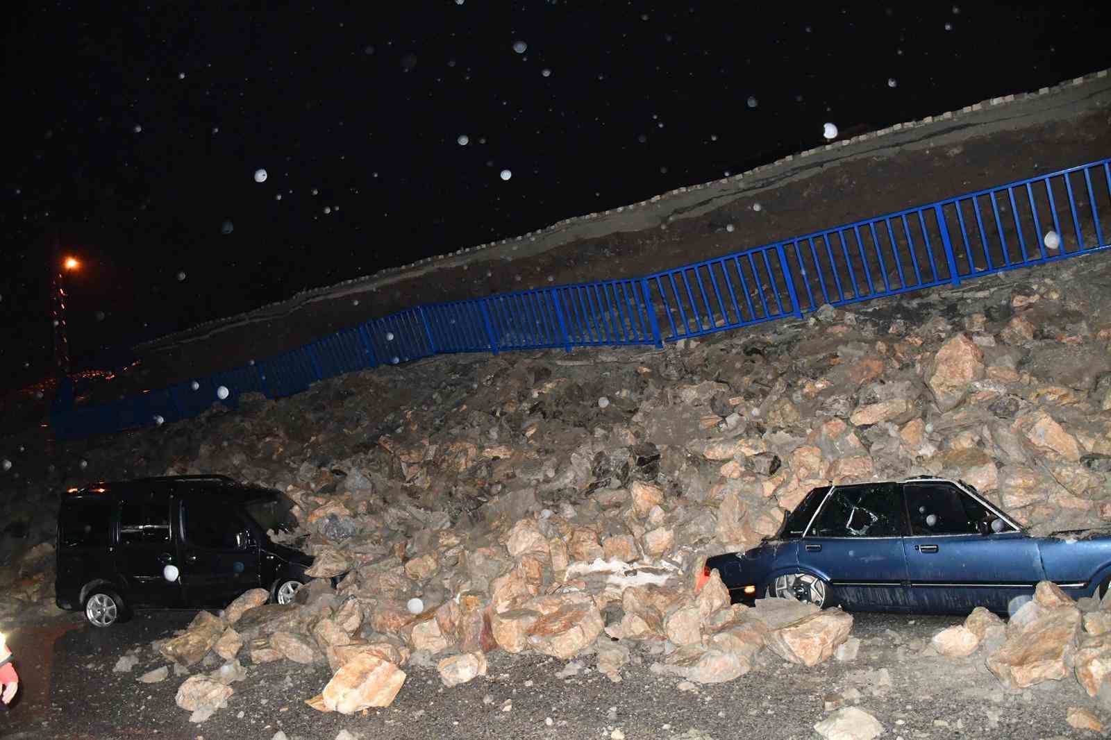 İstinat duvarının park halindeki araçların üzerine çöktüğü anlar kamerada
