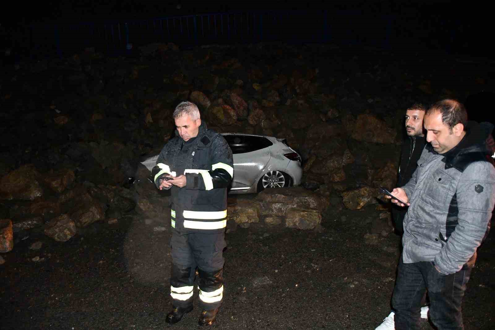İstinat duvarının park halindeki araçların üzerine çöktüğü anlar kamerada

