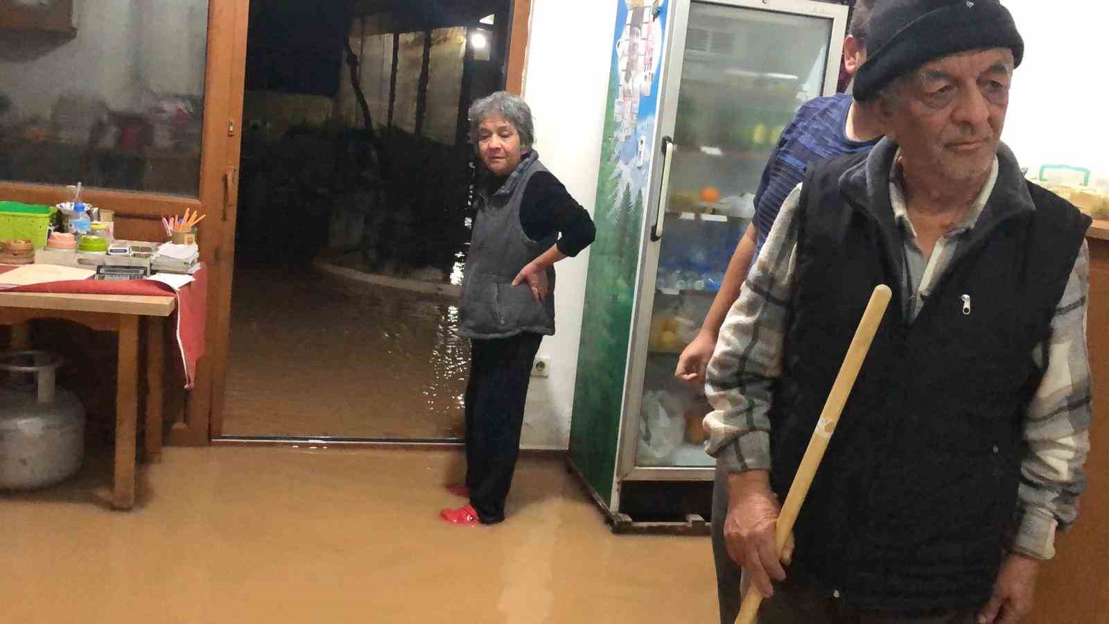 İşyerine su basan esnaf Datça Belediyesi’ne tepki gösterdi
