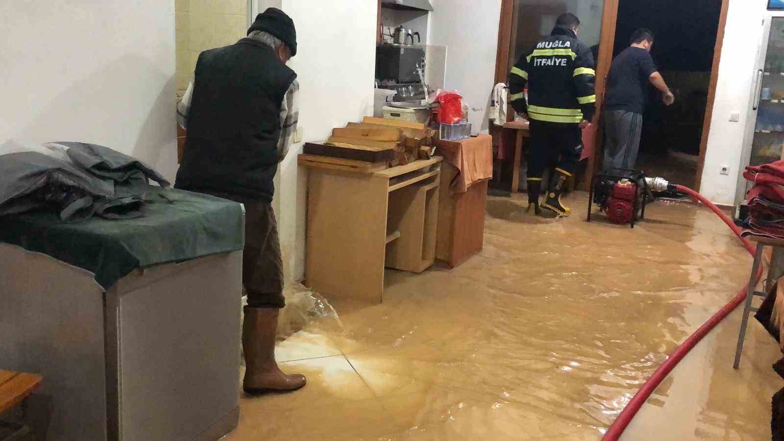 İşyerine su basan esnaf Datça Belediyesi’ne tepki gösterdi
