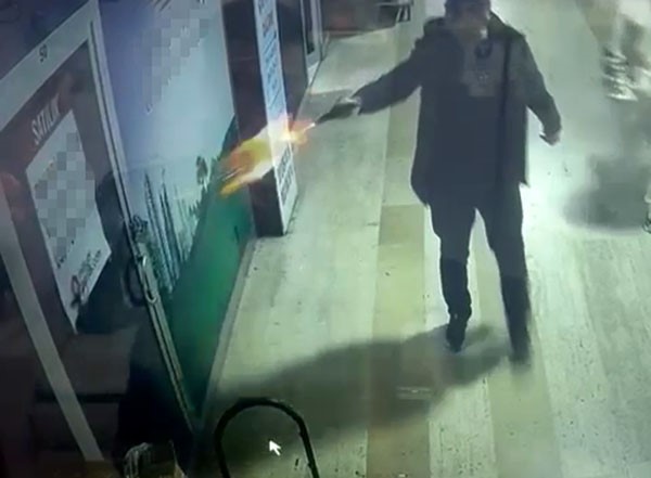 İşyerini mermi yağmuruna tuttu, elini kolunu sallayarak uzaklaştı: O anlar kamerada
