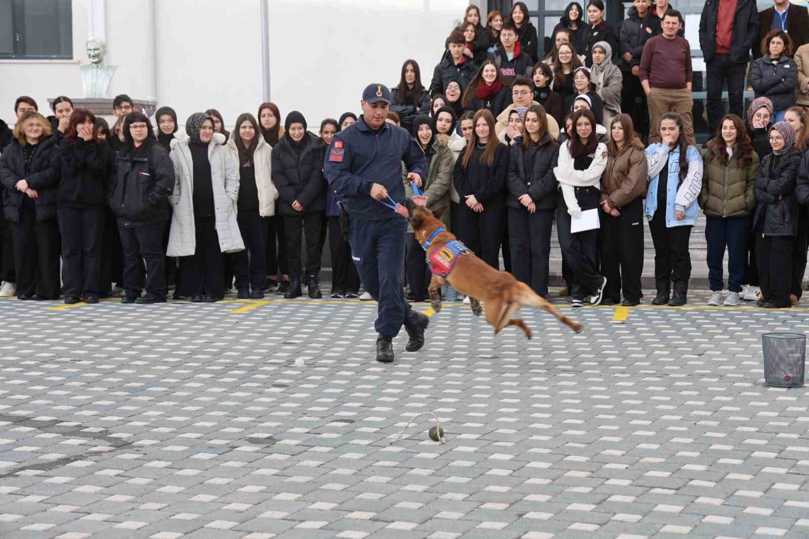 İtaat köpeği Nefes’ten öğrencilere nefes kesen gösteri
