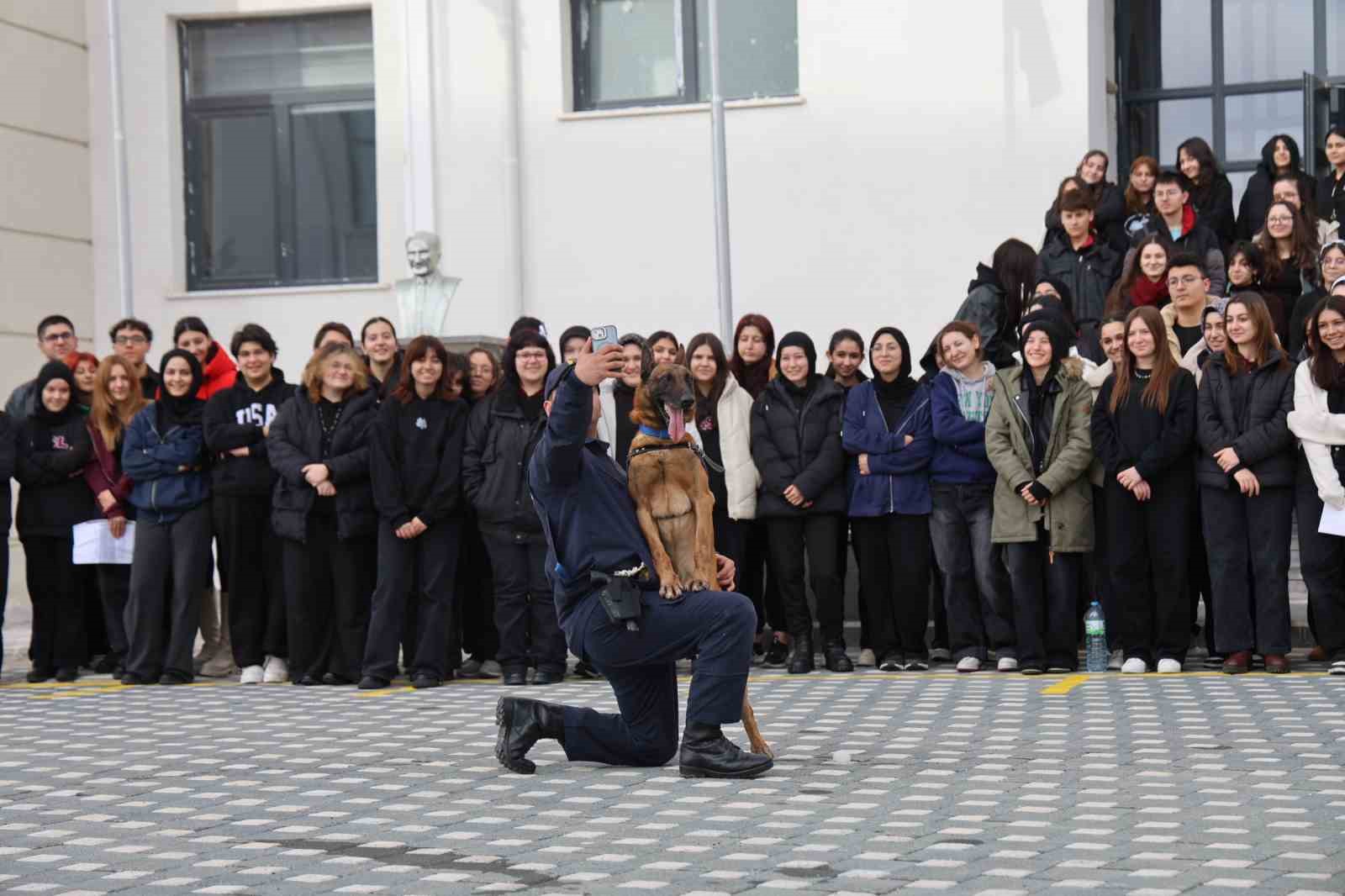 İtaat köpeği Nefes’ten öğrencilere nefes kesen gösteri
