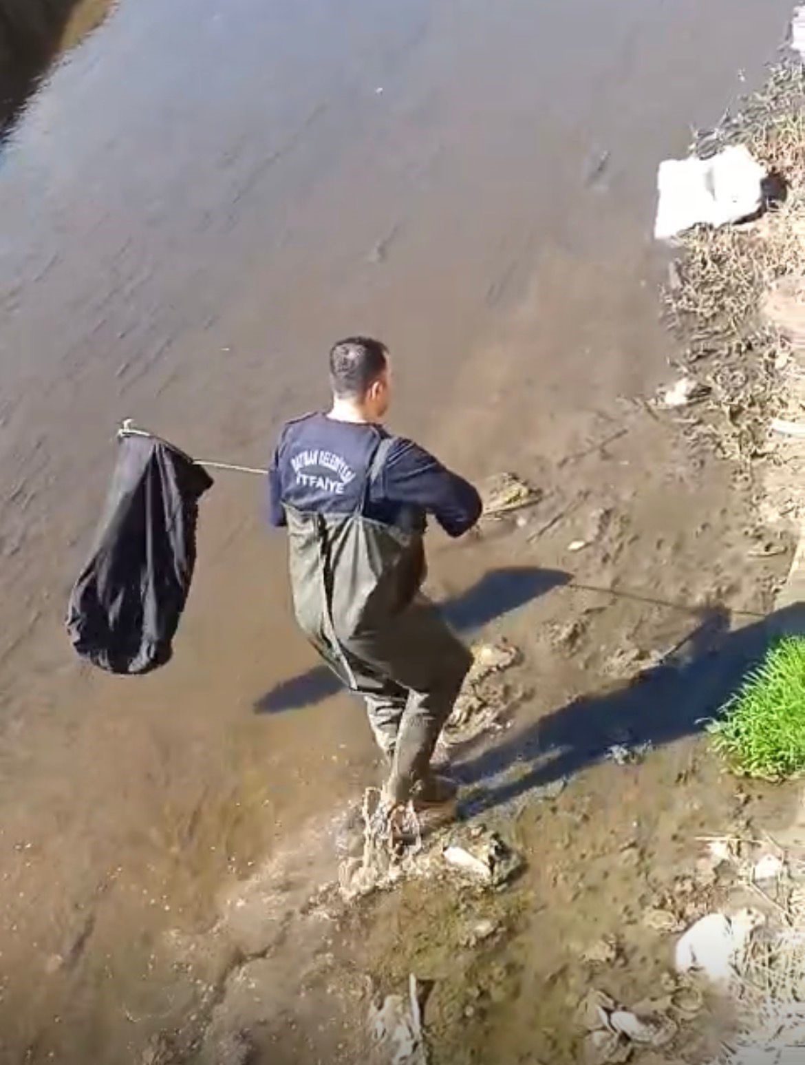 İtfaiye ekipleri dereye düşen horoz için seferber oldu
