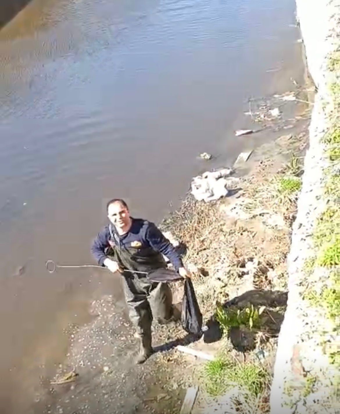 İtfaiye ekipleri dereye düşen horoz için seferber oldu
