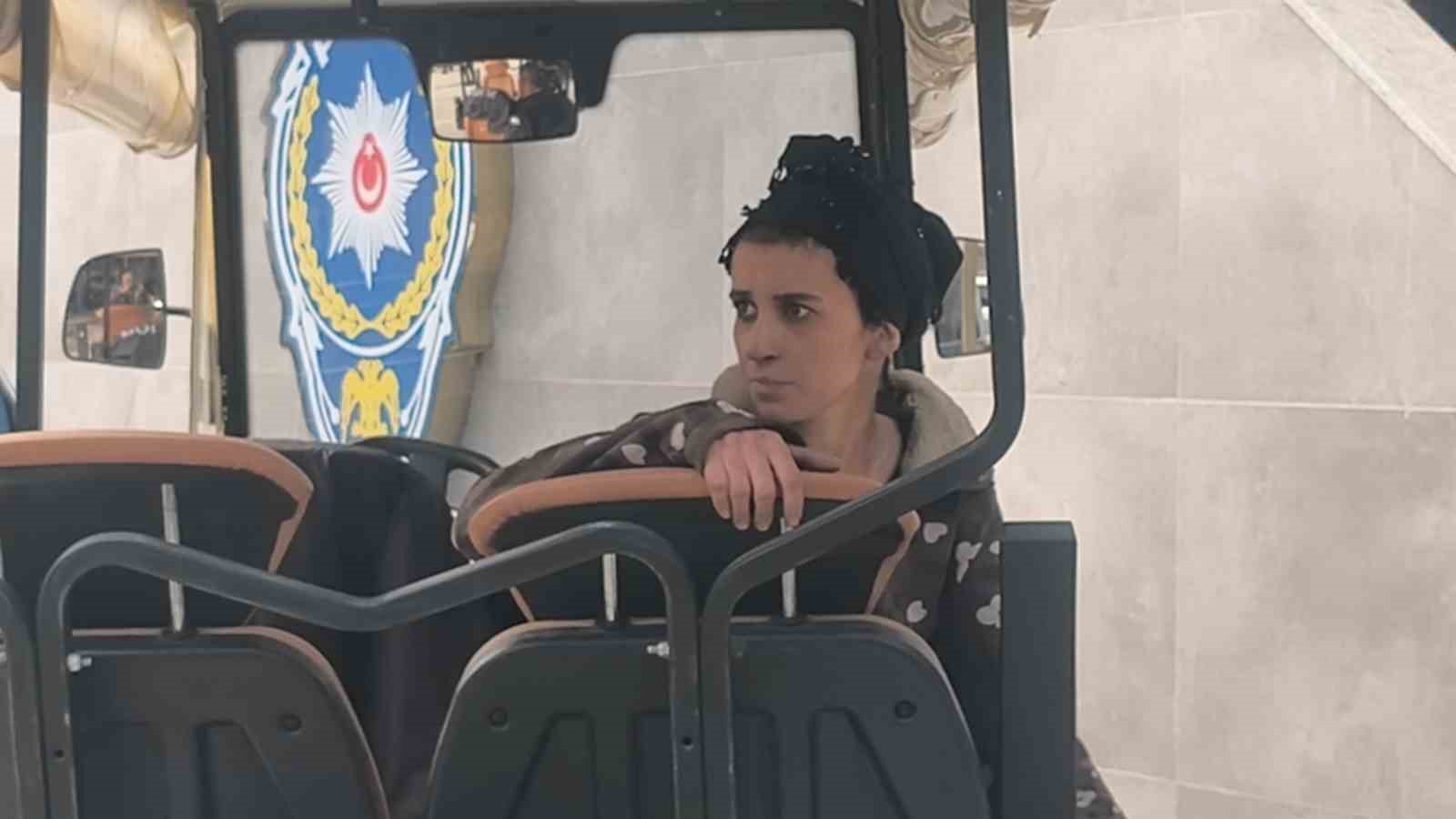 İtfaiye eri yangında dumandan etkilenen kediyi kalp masajı ile hayata döndürdü
