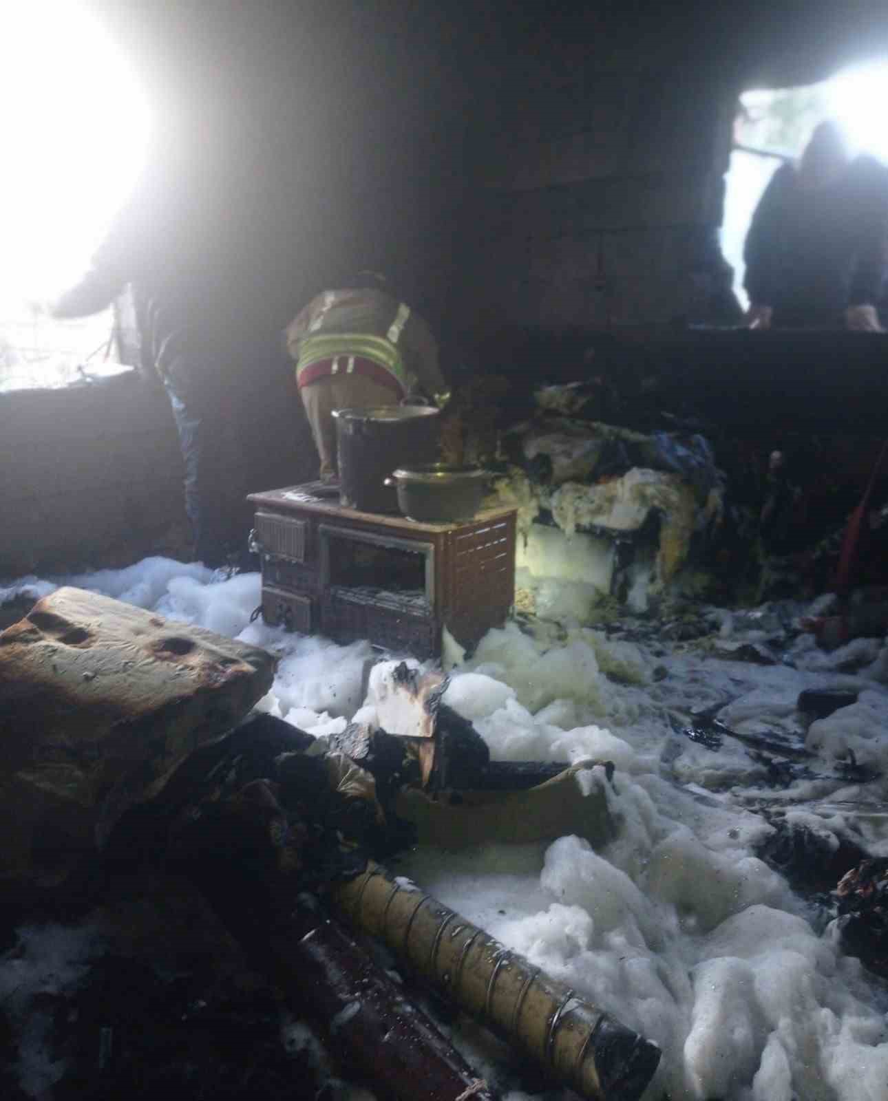 İtfaiye erleri alevlerin arasından Kur’an-ı Kerim’i kurtardı
