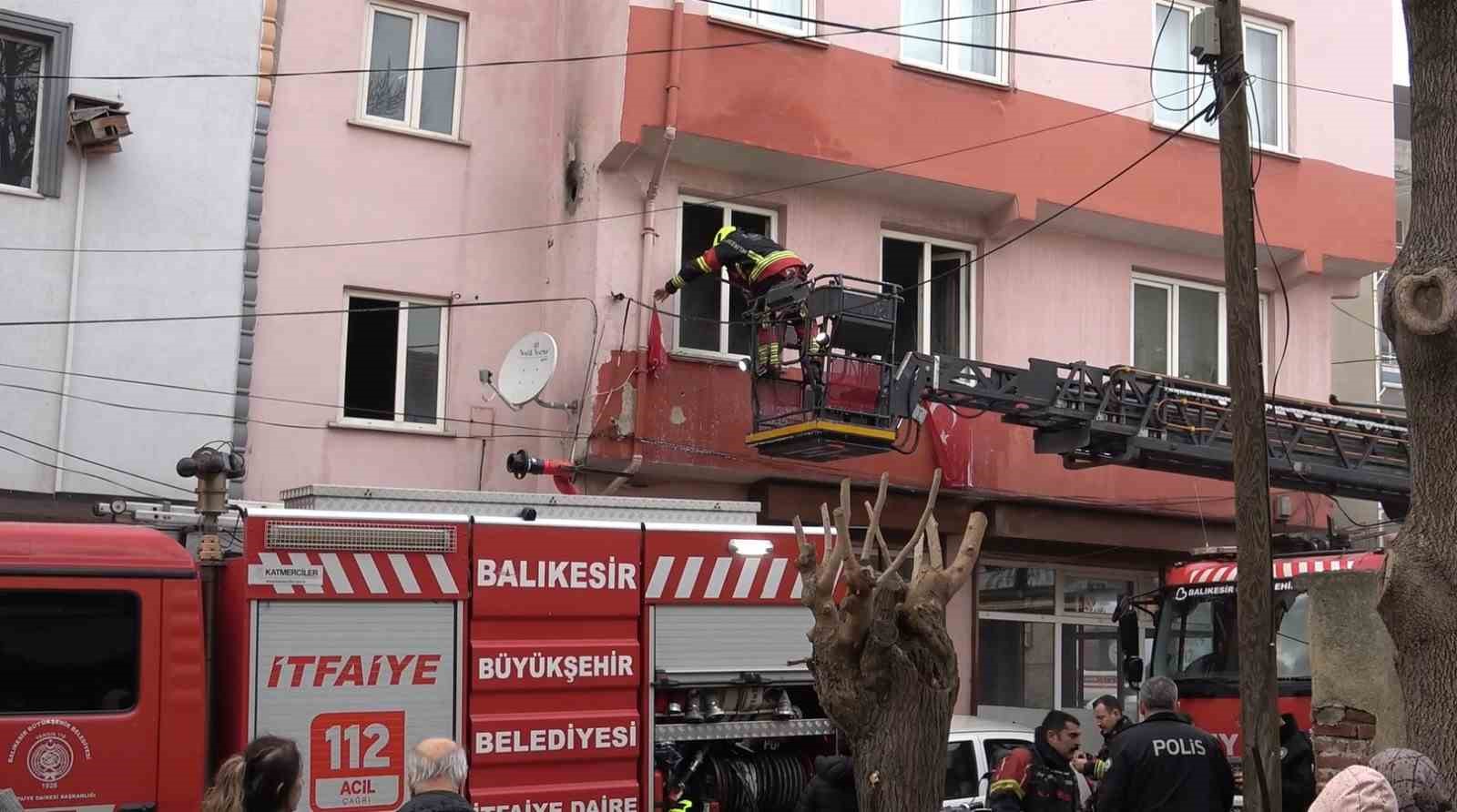 İtfaiye erleri yangında Türk Bayraklarını zarar görmemesi için topladı
