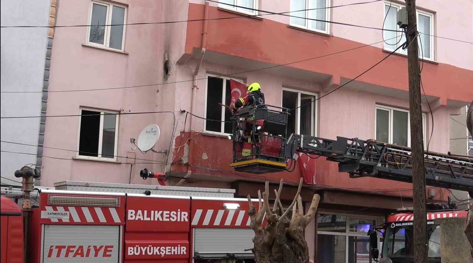 İtfaiye erleri yangında Türk Bayraklarını zarar görmemesi için topladı
