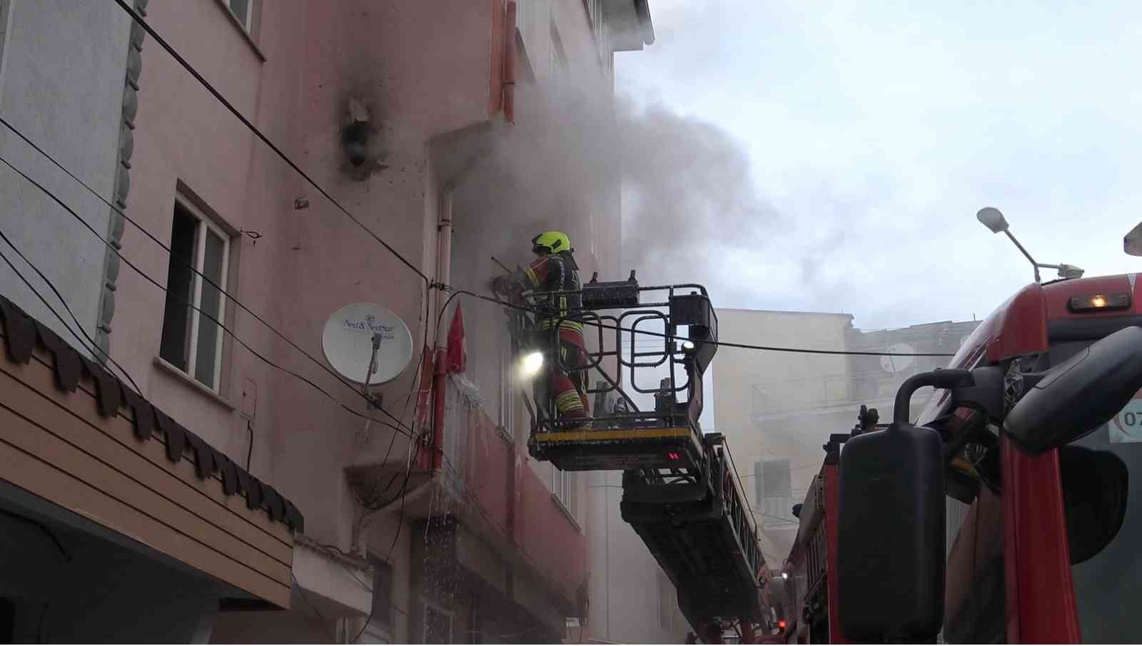 İtfaiye erleri yangında Türk Bayraklarını zarar görmemesi için topladı
