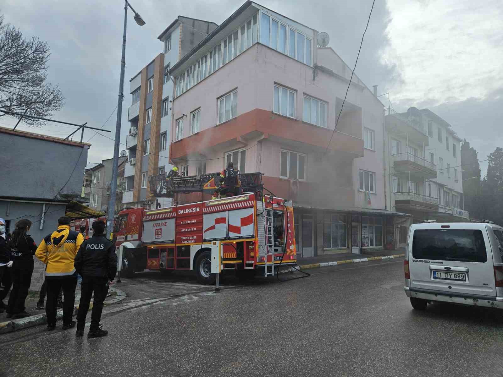 İtfaiye erleri yangında Türk Bayraklarını zarar görmemesi için topladı
