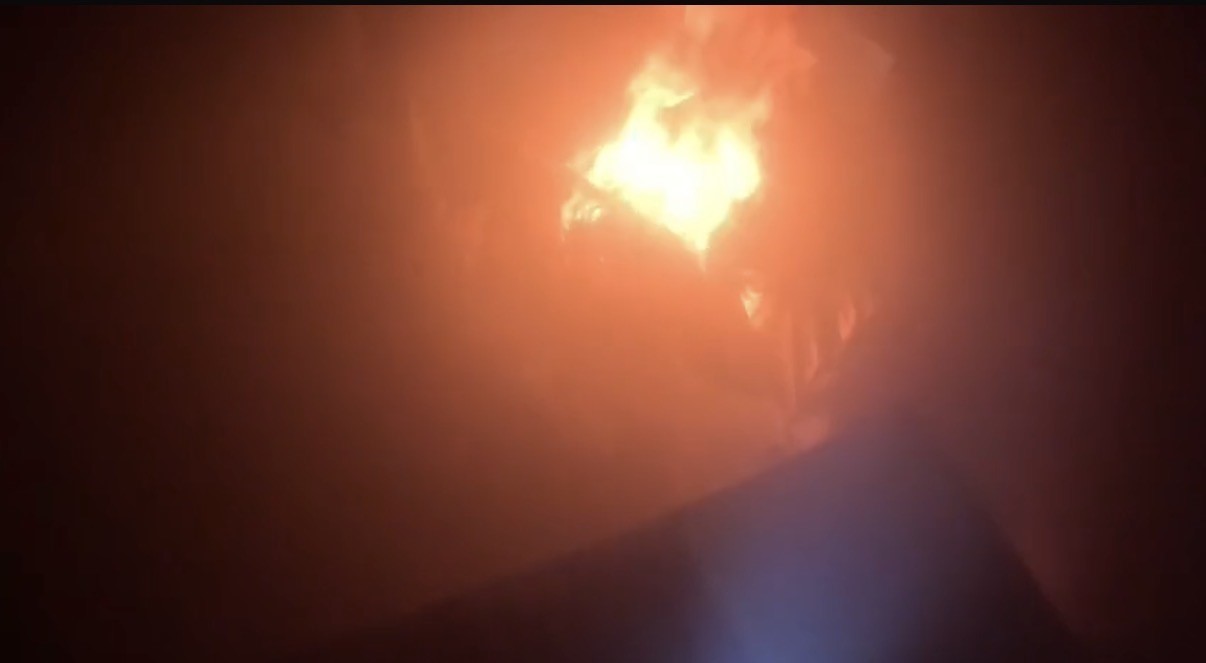 İtfaiye erlerinin ateşe verilen evi söndürme anları kask kamerasında
