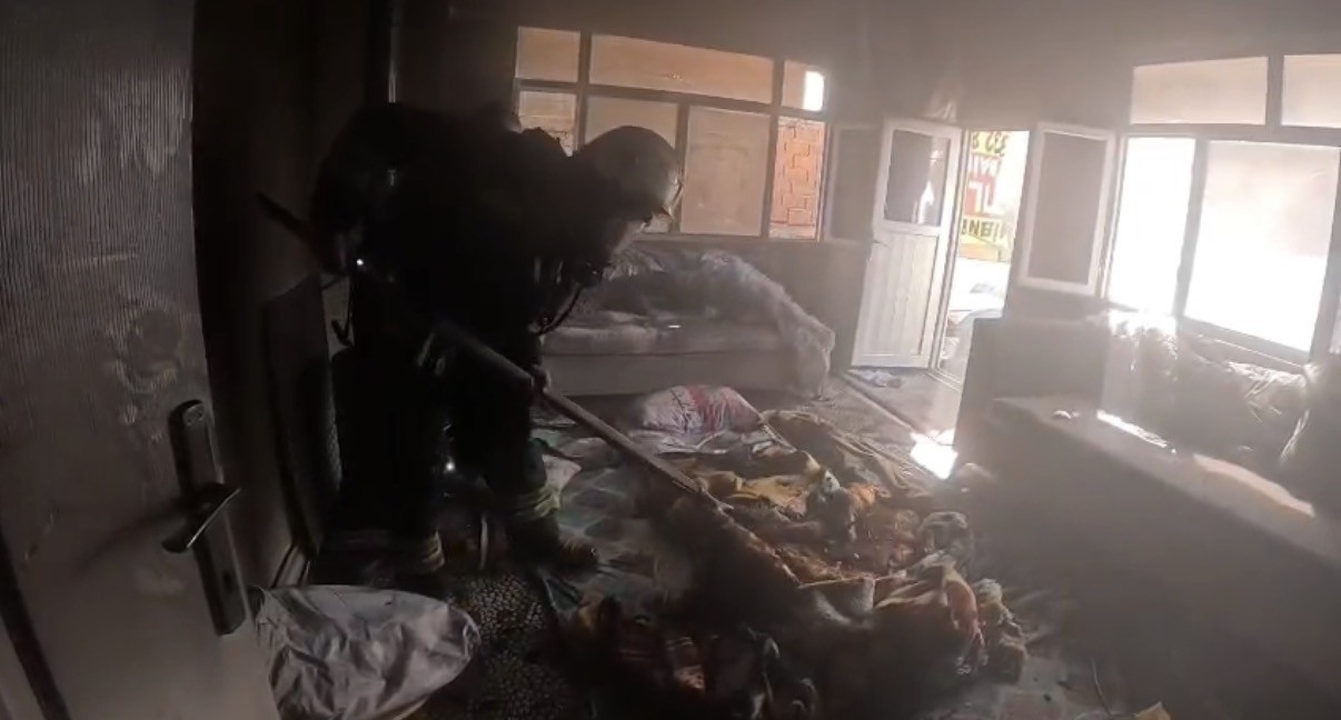 İtfaiye erlerinin ateşe verilen evi söndürme anları kask kamerasında
