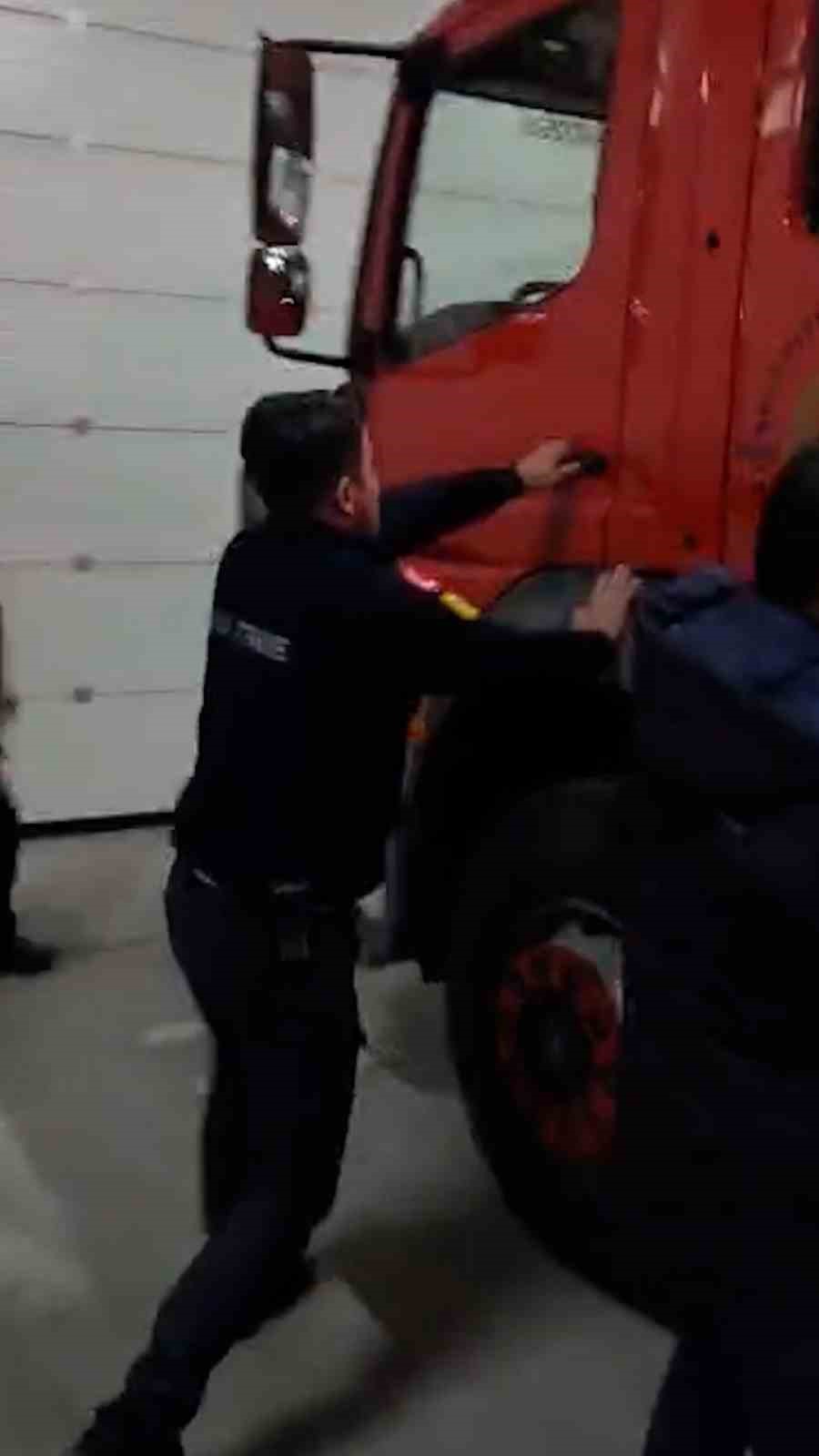 İtfaiye şoförüne yürek hoplatan sürpriz: "Anam anam benim ev"
