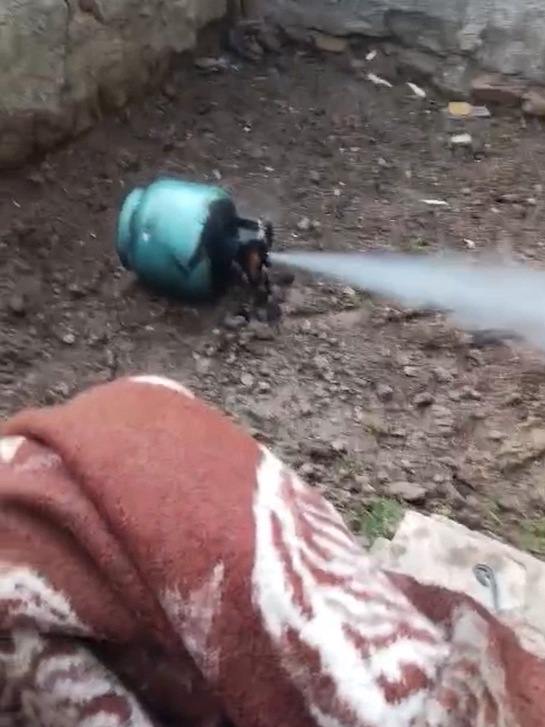 İtfaiyeci gaz sızdıran tüpü eliyle taşıyarak facianın önüne geçti
