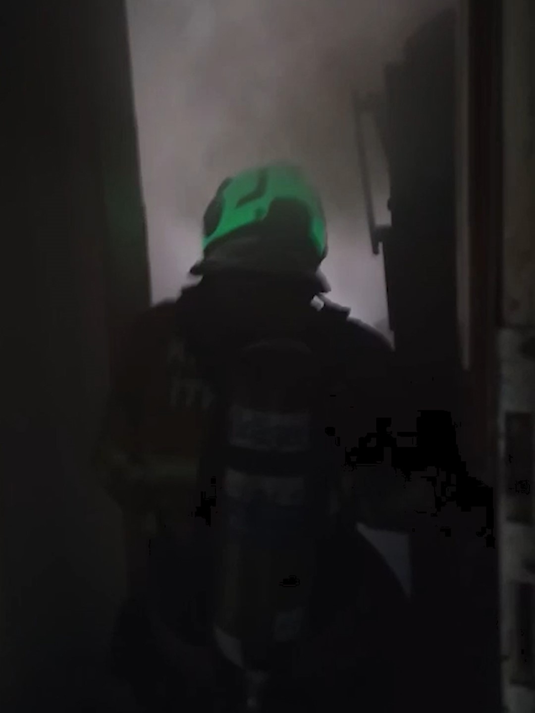 İtfaiyeci gaz sızdıran tüpü eliyle taşıyarak facianın önüne geçti
