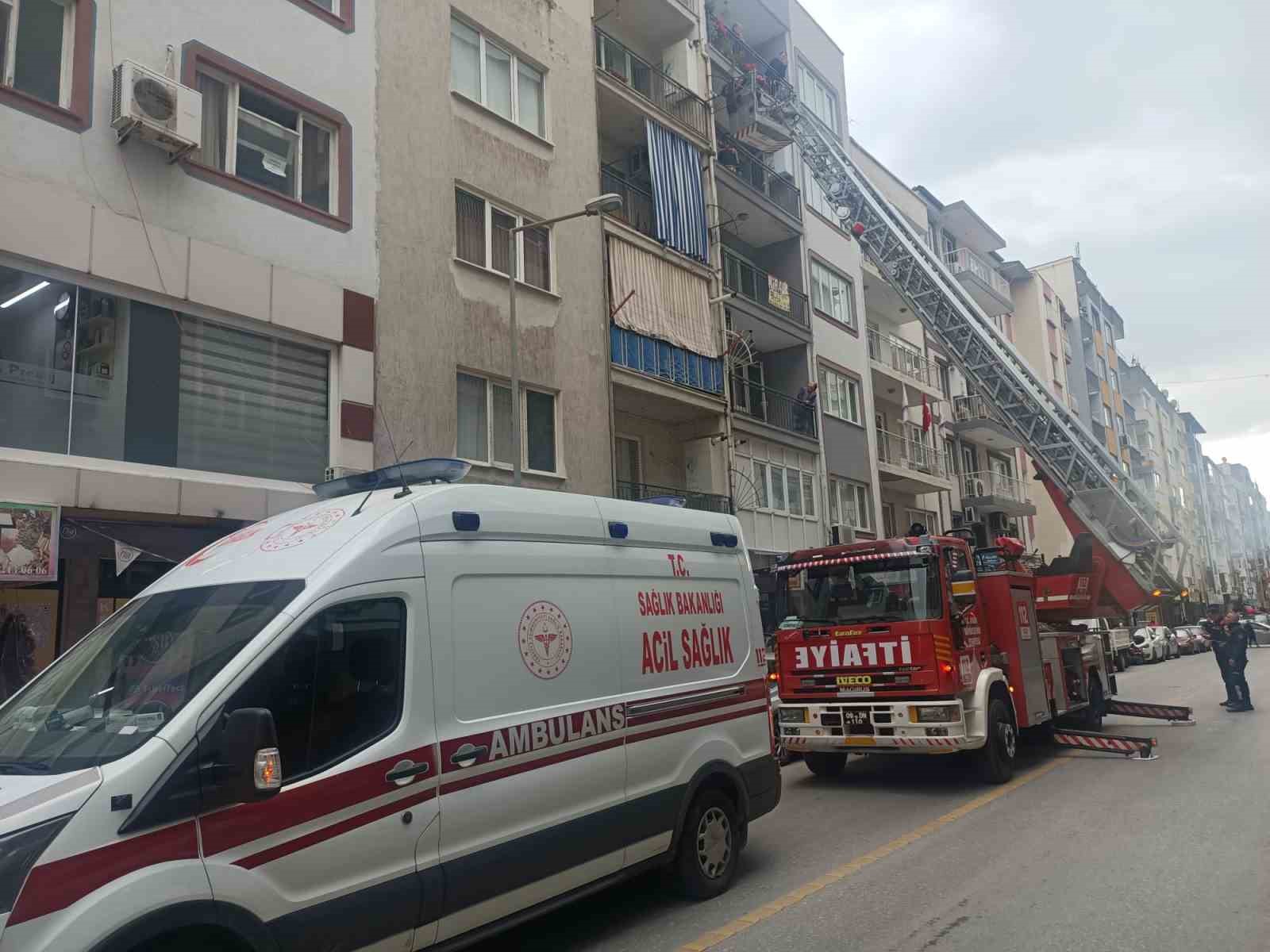 İtfaiyenin asansörlü merdivenine binmekten korkan genç, kırık ayağıyla merdivenlerden indi
