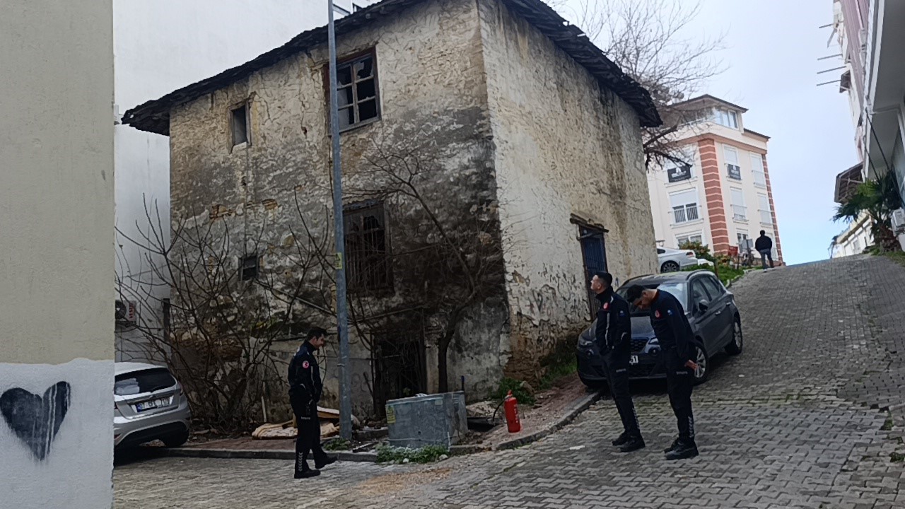 İtfaiyeye park engeli: İtfaiye erleri yangına tüplerle koşarak müdahale etti
