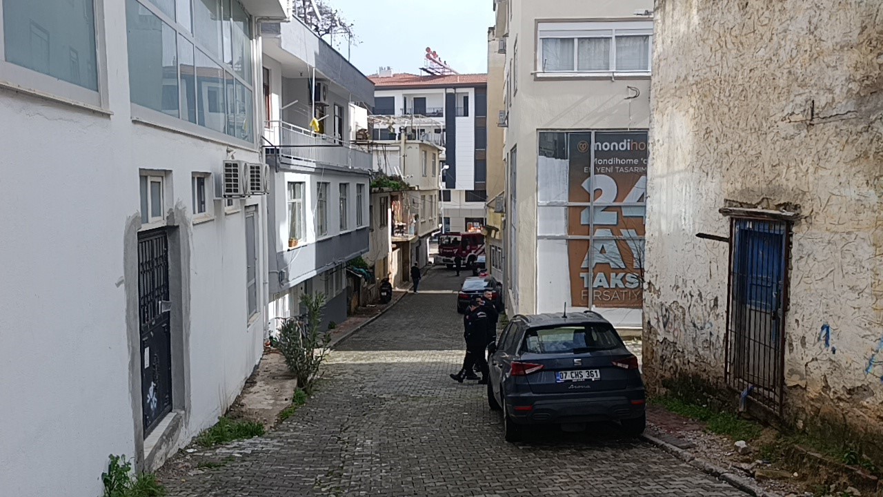 İtfaiyeye park engeli: İtfaiye erleri yangına tüplerle koşarak müdahale etti
