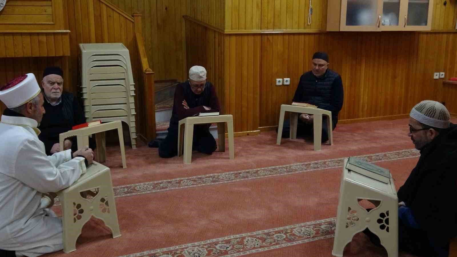 İtikafa girenler Ramazan’ın son günlerini ibadetle geçiriyor
