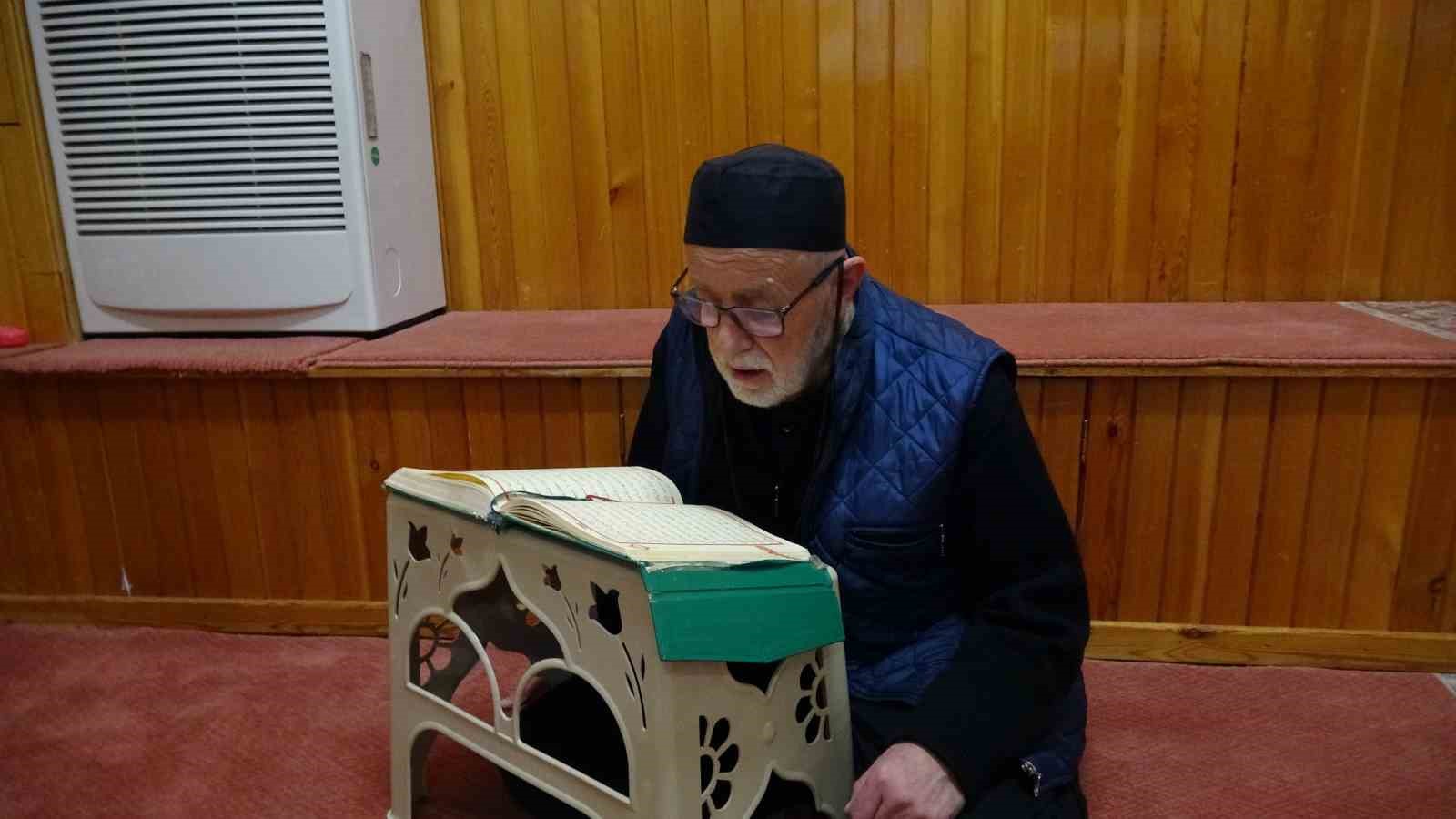 İtikafa girenler Ramazan’ın son günlerini ibadetle geçiriyor
