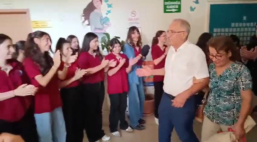 ‘İyi ki gençlere hizmet etmişim’ diyen 42 yıllık öğretmen, mesleğine öğrencilerinin alkışları içerisinde veda etti

