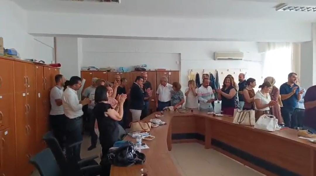 ‘İyi ki gençlere hizmet etmişim’ diyen 42 yıllık öğretmen, mesleğine öğrencilerinin alkışları içerisinde veda etti
