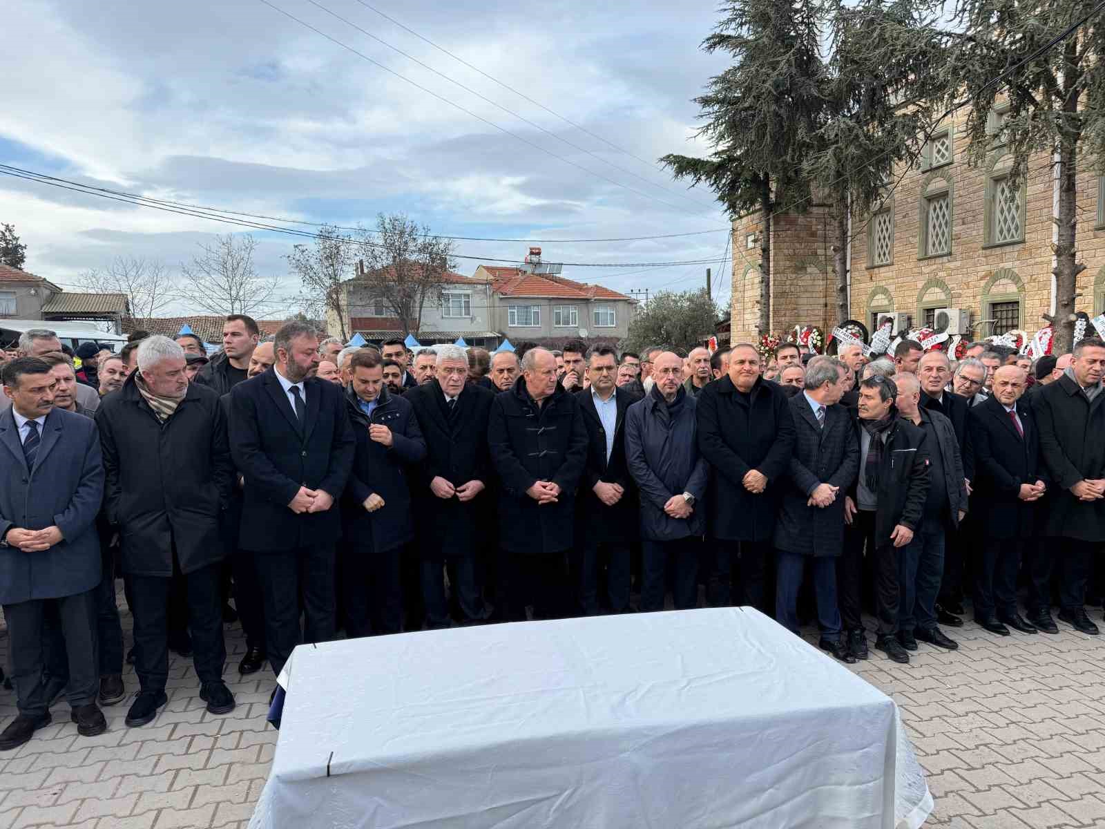 İYİ Partili Turhan Çömez annesini son yolculuğuna uğurladı
