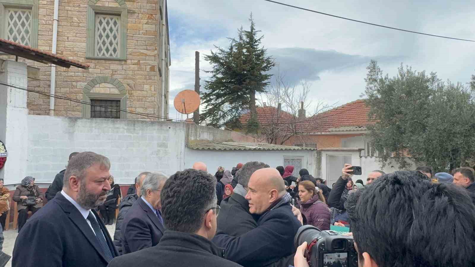 İYİ Partili Turhan Çömez annesini son yolculuğuna uğurladı
