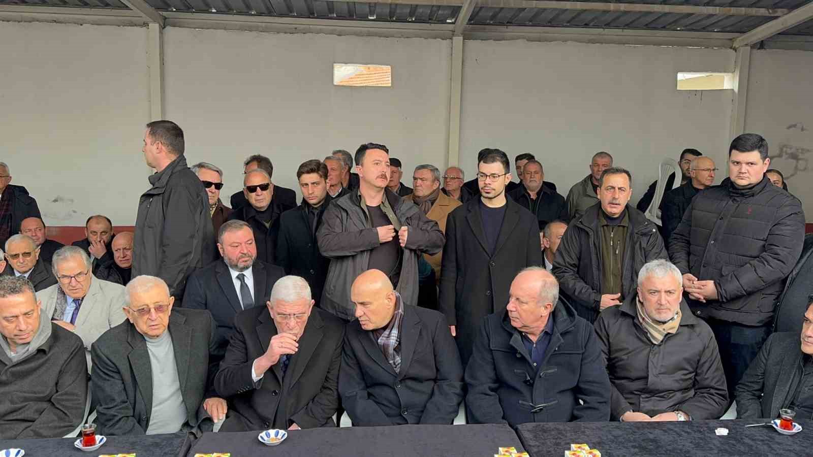 İYİ Partili Turhan Çömez annesini son yolculuğuna uğurladı
