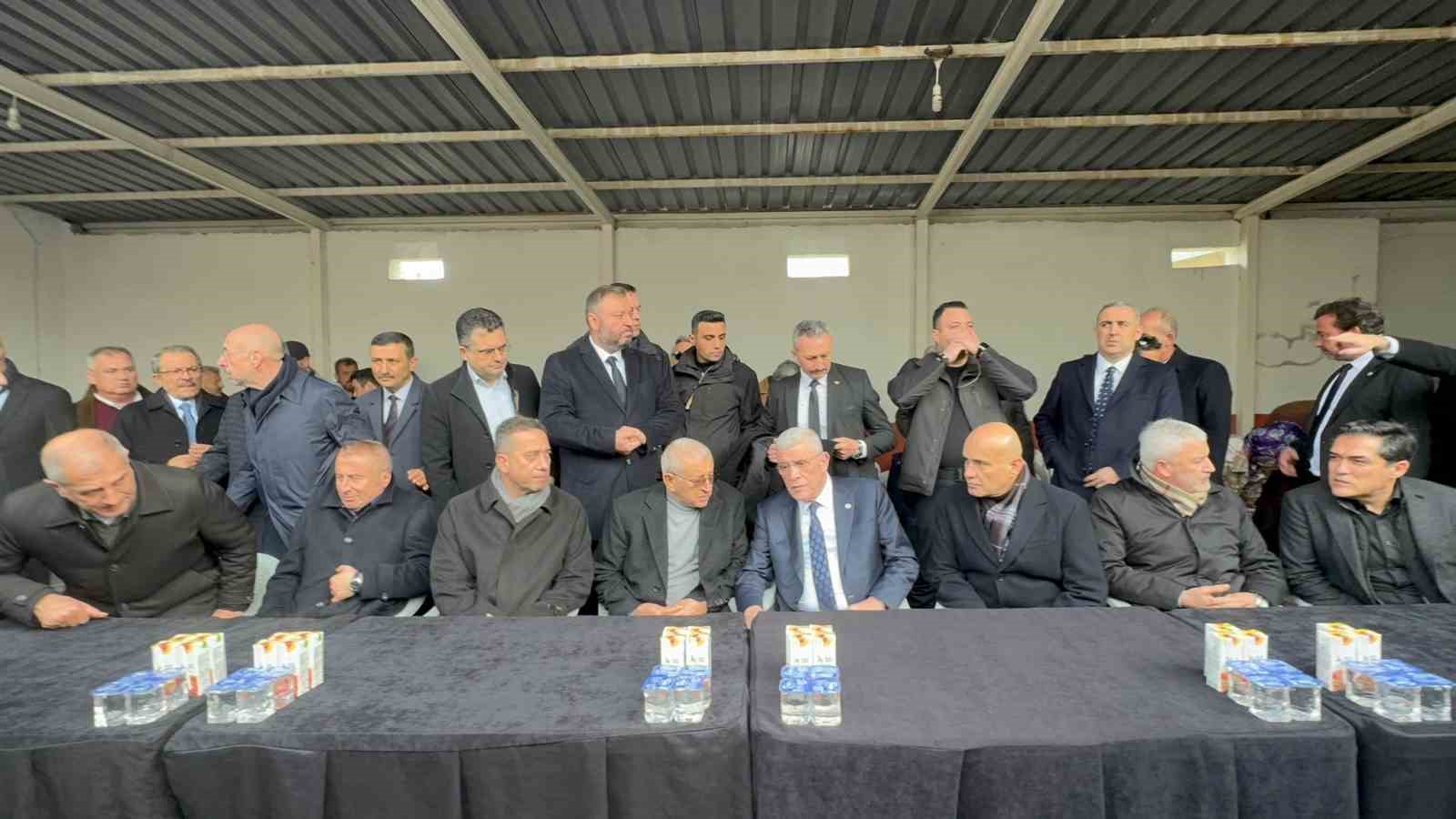 İYİ Partili Turhan Çömez annesini son yolculuğuna uğurladı
