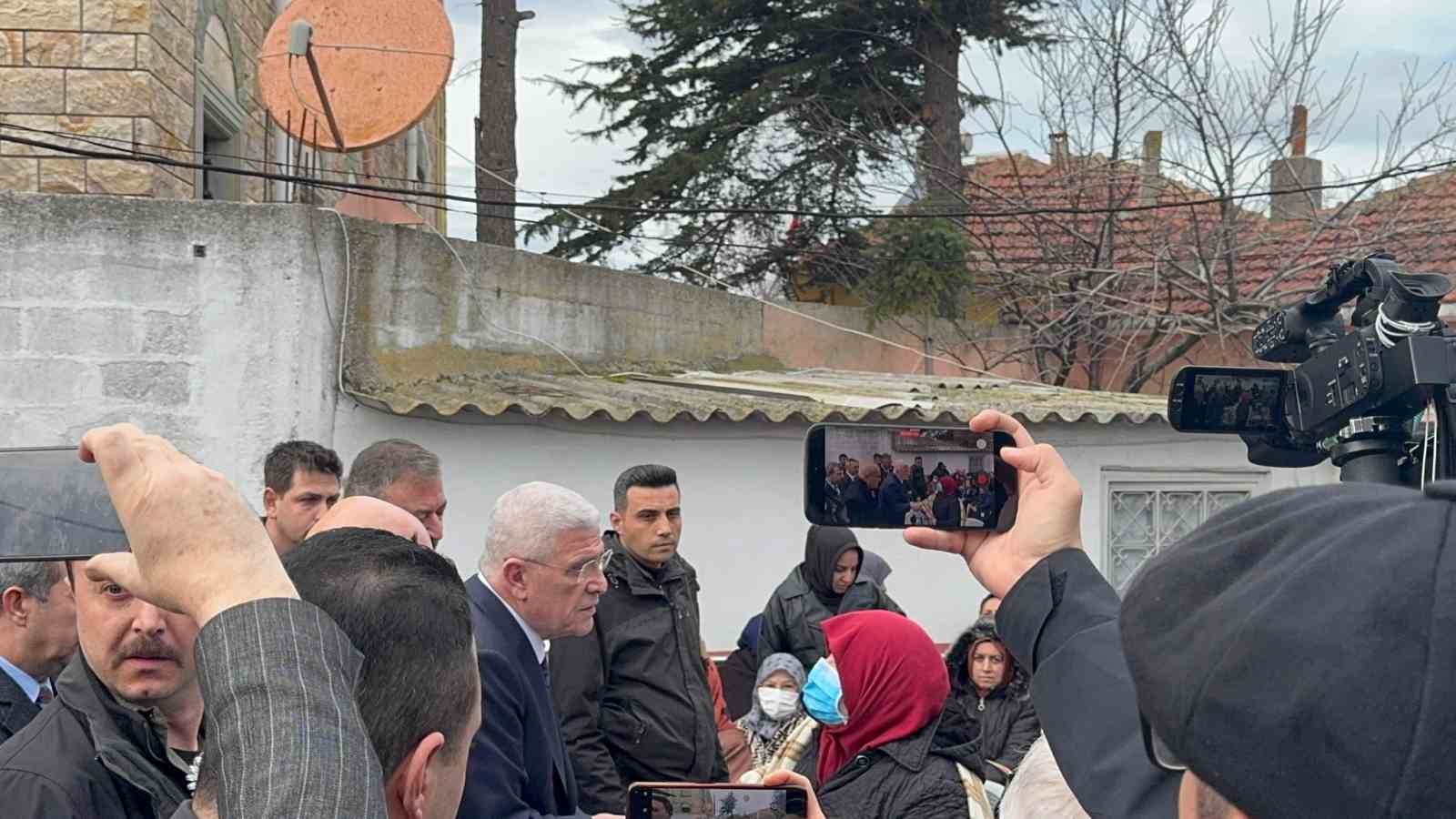 İYİ Partili Turhan Çömez annesini son yolculuğuna uğurladı
