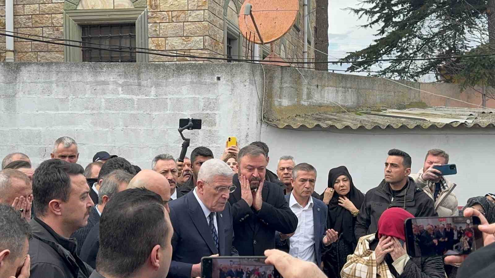 İYİ Partili Turhan Çömez annesini son yolculuğuna uğurladı
