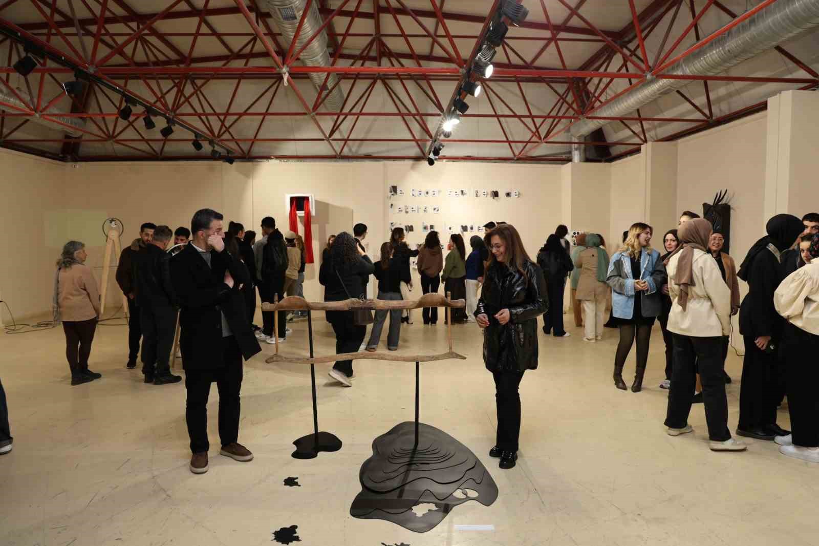 İyimserlik Etrafında Kayıtlar karma sergisi açıldı
İyimserlik Etrafında Kayıtlar karma sergisi açıldı