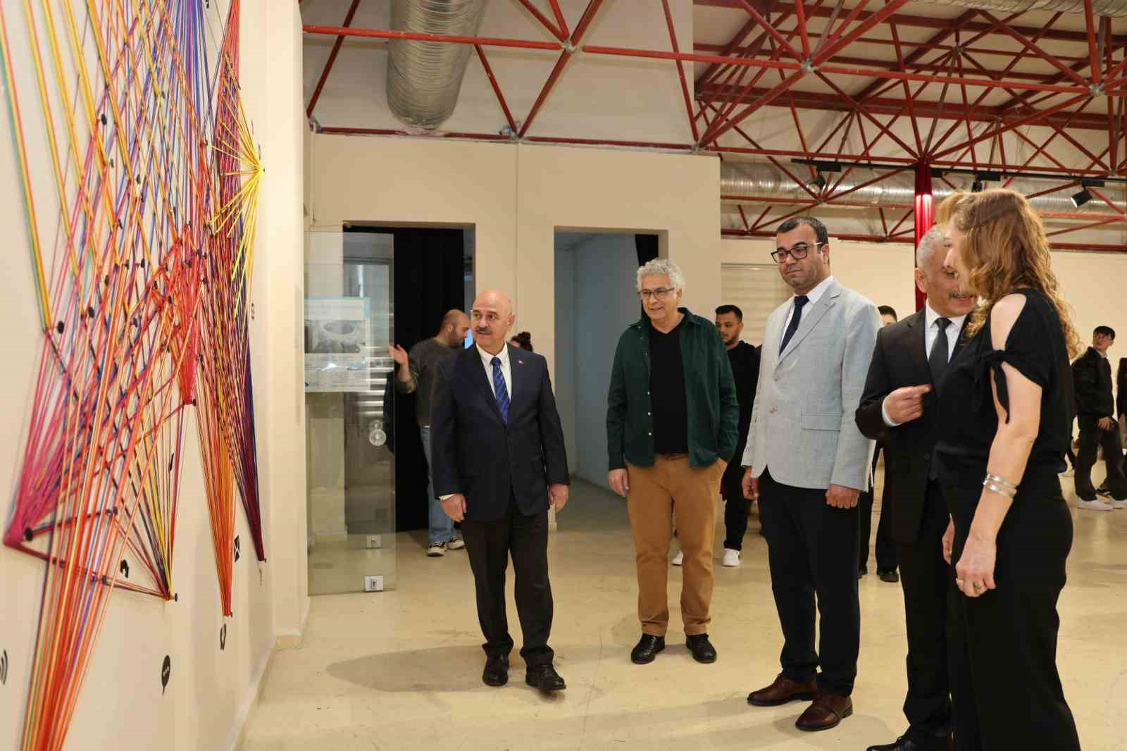 İyimserlik Etrafında Kayıtlar karma sergisi açıldı
İyimserlik Etrafında Kayıtlar karma sergisi açıldı