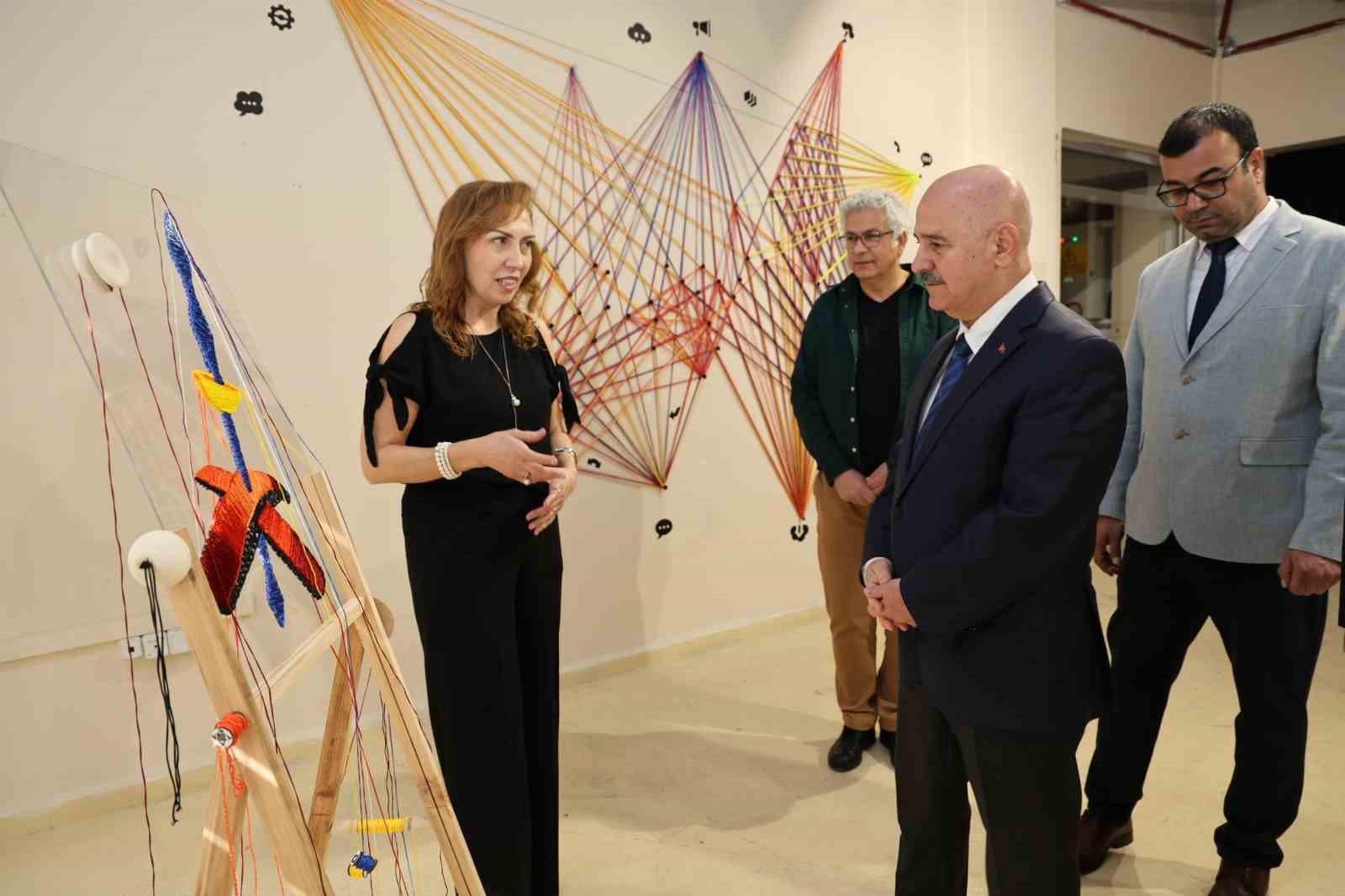 İyimserlik Etrafında Kayıtlar karma sergisi açıldı
İyimserlik Etrafında Kayıtlar karma sergisi açıldı