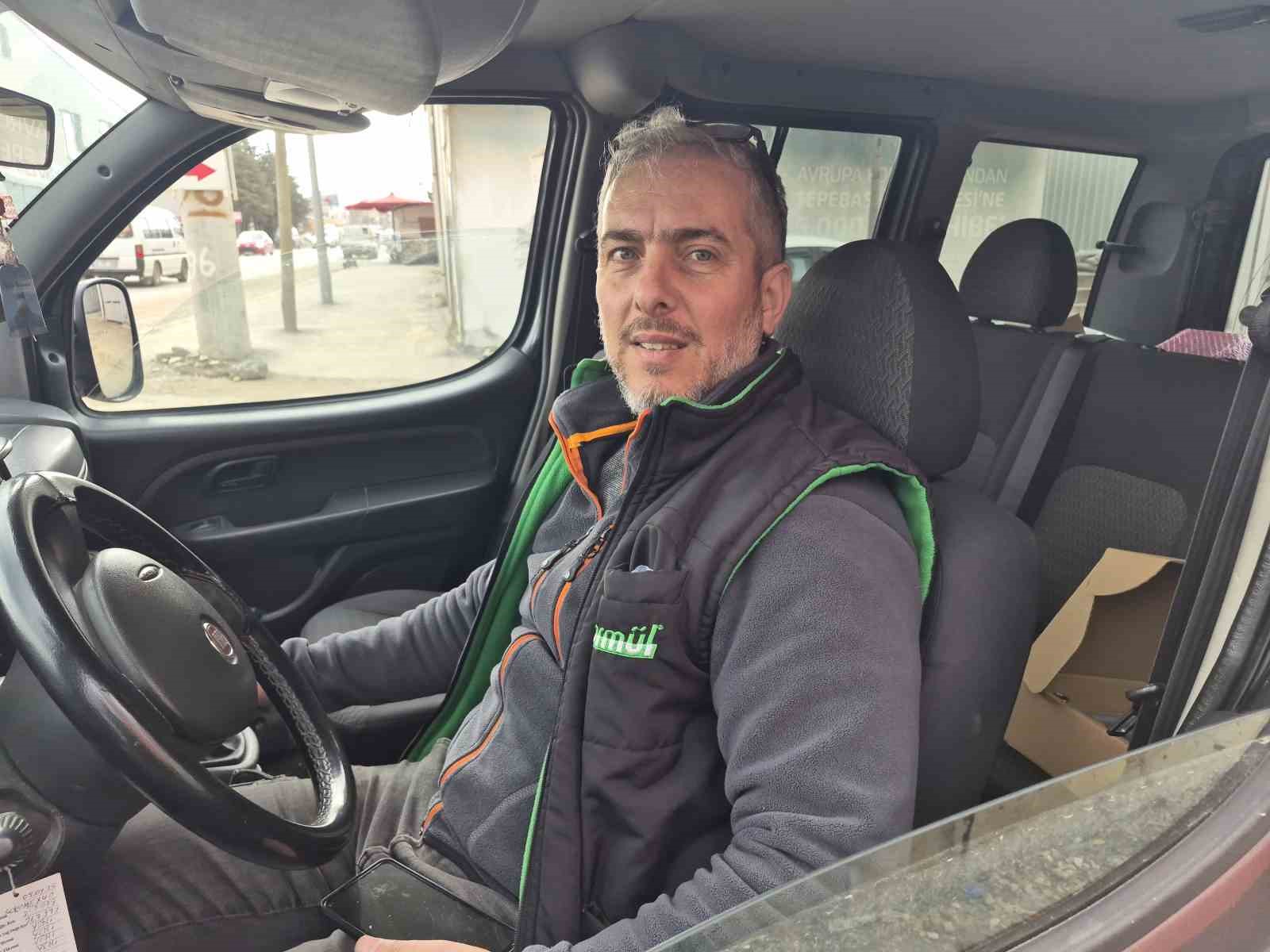 İzahı olmayan şeyin mizahı oldu, sürekli göle dönen sokakta balık tutmaya başladılar
